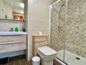 Master En-suite- click for photo gallery